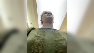 Наслаждаюсь показом своих прелестей перед парнями