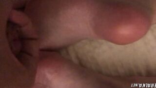 Спящая красотка обкончана на свои ножки
