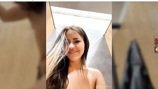 Юная девушка страстно мастурбирует киску для твоего наслаждения