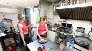 Кухонная оргия: горячие лесбиянки в действии