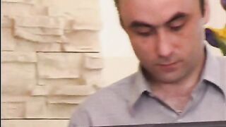 Сексуальная мама соблазняет парня, демонстрируя свои привлекательные ножки
