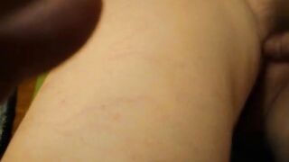 Зрелая развратница достигает оргазма в возбуждающем видео