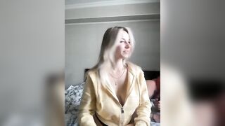 Горячая красотка с большими грудями наслаждается сексом в свободное время