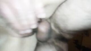 Возбудил волосатую киску жены своим пальчиком - интимное видео