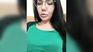Работница Лиля не прекращает заниматься сексом на работе с любыми партнерами