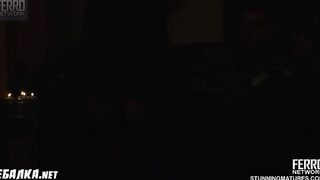Сексуальная мамочка наблюдает за своим сыном