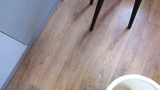Сексуальная Алла показывает свою киску в колготках