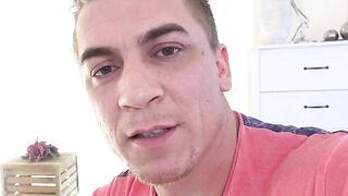 Анита с большой задницей трахается с продюсером перед камерой