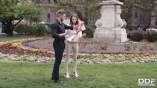 Ненасытная девушка заставляет трахаться