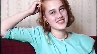 Соблазнительная девушка с длинными волосами показывает свои прелести на кастинге