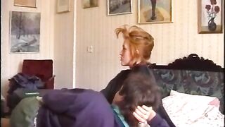 Соблазнительная девушка с длинными волосами показывает свои прелести на кастинге