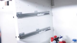 Молодая хозяйка подвергается языковому насилию со стороны работника