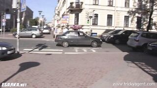 Жаждущая сучка в черном платье жаждет жесткого секса