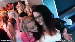 Стриптизеры на вечеринке: горячие девушки глотают члены