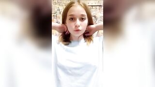 Юная красотка показывает свои большие груди