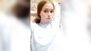 Юная красотка показывает свои большие груди