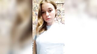 Юная красотка показывает свои большие груди