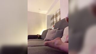 Шалава удовлетворяет себя и петушит свою киску