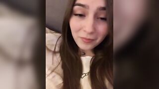 Шалава удовлетворяет себя и петушит свою киску