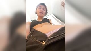 Молодая красотка с проблемами зрения