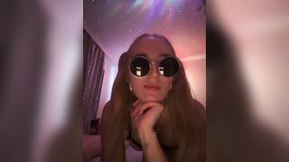 Очкастая шлюха сосет член перед камерой