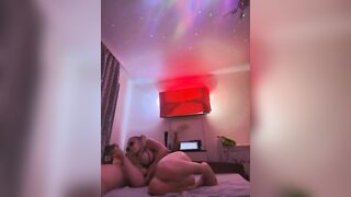 Очкастая шлюха сосет член перед камерой