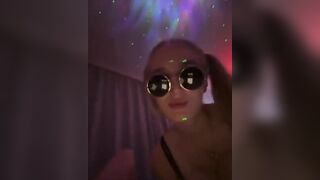 Очкастая шлюха сосет член перед камерой