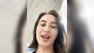 Привлекательная красотка показывает идеальную фигуру в примерочной: откровенное видео