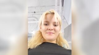 Красотка в красных трусиках мастурбирует в примерочной