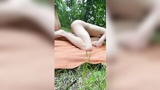 Наслаждение сексом на природе: сексуальная дочка наслаждается еблей