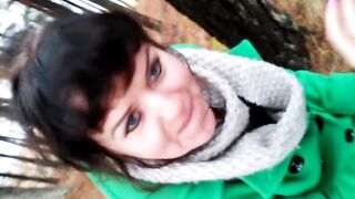 Оральный секс у озера: горячая шлюшка отсасывает член