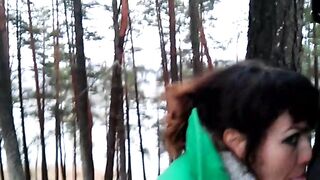Оральный секс у озера: горячая шлюшка отсасывает член
