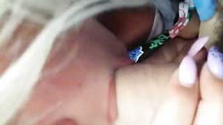 Нетерпеливая пассажирка отдается водителю за проезд