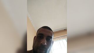 Сосет и дрочит с упоением до обильного окончания