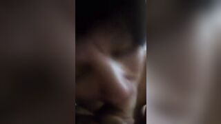 Интим в ванной: парень снимает секс с красоткой