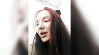 Татуированная девушка мастурбирует за деньги