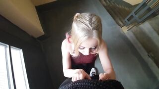 Грязная сучка дает жесткий минет в подъезде