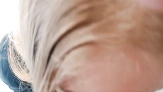 Безудержный минет в подъезде с окончанием на лицо