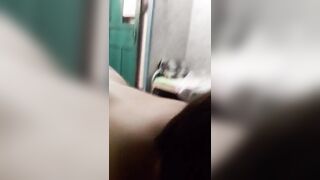 Молодые студенты занимаются сексом с зрелой мамочкой в общежитии