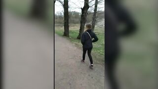 Похотливая девушка глотает сперму на природе