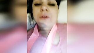 Сексуальная мамочка показывает свои прелести на камеру