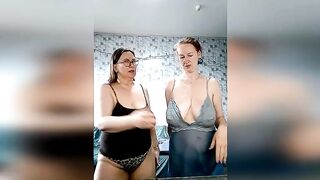 Похотливые мамочки показывают свои прелести на камеру