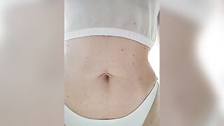 Зрелая красотка с обнаженной киской и лобком трахается как настоящая шлюха