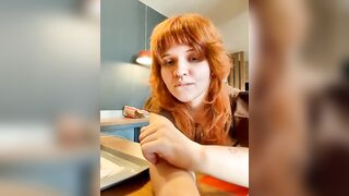 Извращенная рыжеволосая Саша трахается как настоящая шлюха