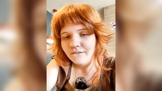 Извращенная рыжеволосая Саша трахается как настоящая шлюха