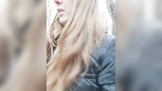 Мокрая мастурбация в лесу: грязная девушка и ее влажная киска