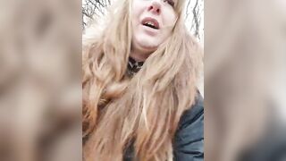 Мокрая мастурбация в лесу: грязная девушка и ее влажная киска