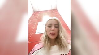 Сексуальная блондинка с большой грудью мастурбирует в туалете