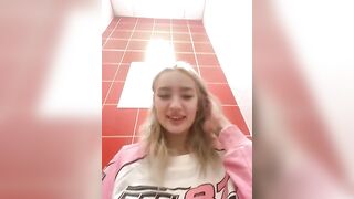 Сексуальная блондинка с большой грудью мастурбирует в туалете