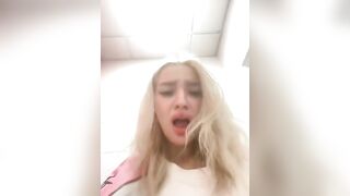 Сексуальная блондинка с большой грудью мастурбирует в туалете